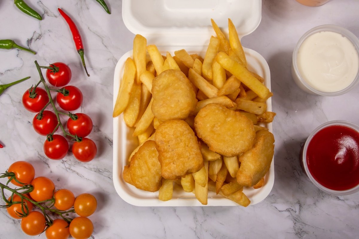 Kids Chicken Nuggets & Chips (5pcs) (with Fruit Shoot)