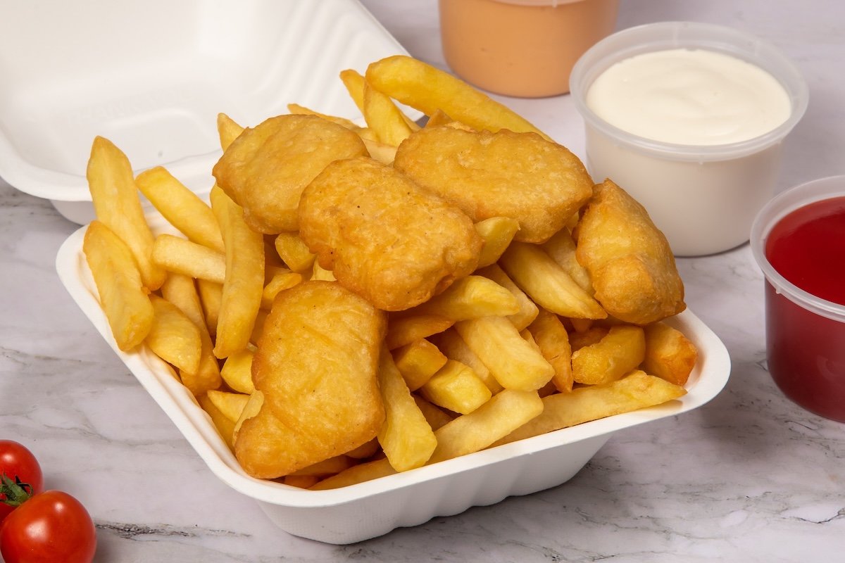 Kids Chicken Nuggets & Chips (5pcs) (with Fruit Shoot)